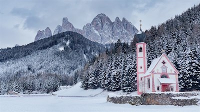 St-Johann-Kirche-vor-der-Kulisse-der-Villnösser-Geisler