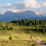 Durch die weiten Almwiesen auf den Col da Lech