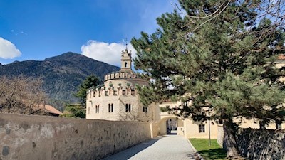 Die Wanderung zum Vahrner See beginnt beim Kloster Neustift