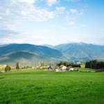 Die letzten Strahlen der Sommersonne fallen auf Meransen, die Rodenecker Alm und die Plose 