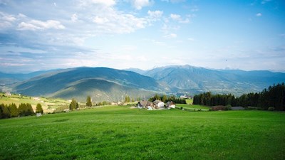 Die letzten Strahlen der Sommersonne fallen auf Meransen, die Rodenecker Alm und die Plose 