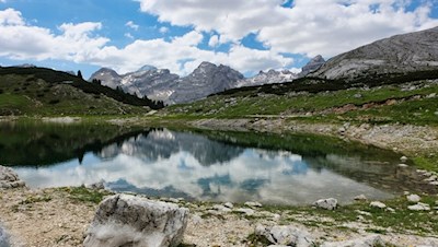 Malerisch spiegelt sich die Umgebung im Limosee