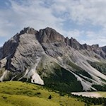 Die weiten Almwiesen der Cislesalm bilden einen malerischen Kontrast zu den schroffen Felswänden