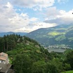 Das Kirchlein St. Cyrill thront auf einem Waldhügel