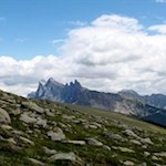 Seitwärts gerichteter Blick auf die Geislerspitzen von der Raschötz