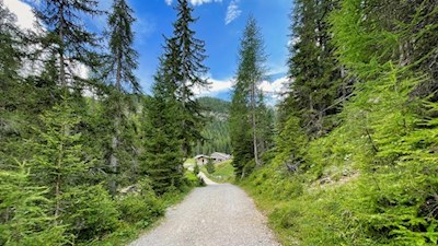Gently meanders the hiking trail to the Valparola mountain hut