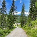 Sanft schlängelt sich der Wanderweg zur Valparola Alm