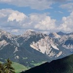 Unterwegs eröffnen sich mitunter schöne Ausblicke auf die gegenüberliegenden Dolomiten