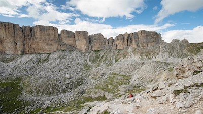 Vor der Kulisse des Mont de Seura zweigt der Wandersteig ins Chedultal ab