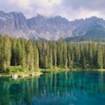 Der-Karersee-zieht-jährlich-Tausende-von-Besuchern-in-seinen-Bann