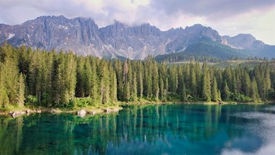 Der Karersee zieht jährlich Tausende von Besuchern in seinen Bann