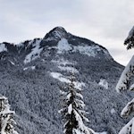 Neben uns erhebt sich der Tschafon