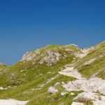 Durch steinbeschlagene Bergwiesen zur Drei Zinnen Hütte