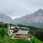 Die-Schatzerhütte-vor-der-Kulisse-des-Peitler-und-der-Aferer-Geisler
