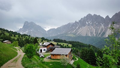 Die Schatzerhütte vor der Kulisse des Peitler und der Aferer Geisler