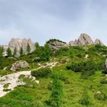 Der Wanderweg zur Bertihütte wird von zerklüfteten Felswänden umrahmt