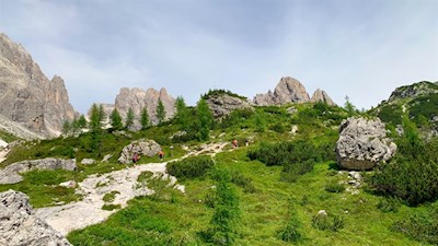 Der Wanderweg zur Bertihütte wird von zerklüfteten Felswänden umrahmt