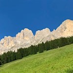 Auf dem Weg zur Ochsenhütte öffnen sich malerische Ausblicke auf den Rosengarten