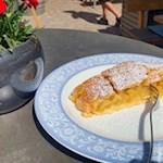 Die Wanderung auf das Kreuzjoch führt an sechs einladenden Almhütten vorbei