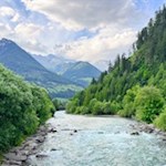 Mit Blick auf den Wolfskofel führt der Dorfrundweg der Ahr entlang