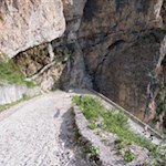Der steil ansteigende Wanderweg wurde den senkrecht aufsteigenden Felsen abgerungen