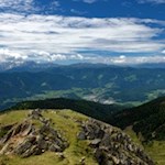 Auf dem Schönbichl liegt dem Wanderer das Pustertal zu Füßen