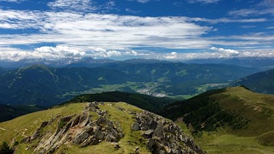Auf dem Schönbichl liegt dem Wanderer das Pustertal zu Füßen