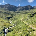 Entlang des Stallerbaches führt die Wanderung im sanften Anstieg in Richtung Rote Wand