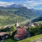 Vor-der-Kulisse-des-Schlern-präsentiert-sich-das-kleine-Sauders