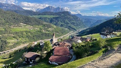 Vor der Kulisse des Schlern präsentiert sich das kleine Sauders