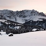 Neben uns erheben sich die schneebedeckten Aferer Geisler