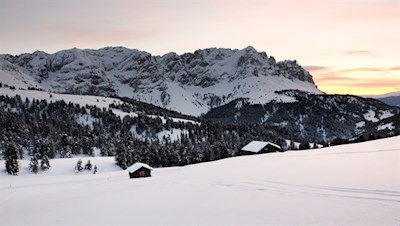Neben uns erheben sich die schneebedeckten Aferer Geisler
