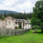 Umgeben-von-schattenspendenden-Wäldern-wahrten-die-edlen-Damen-von-einst-ihre-noble-Blässe