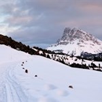 Vor der Kulisse des Peitlerkofel führt der Weg zur Schatzerhütte 