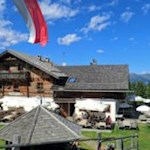 Die-gastliche-Rastnerhütte-vor-strahlendem-Sommerhimmel
