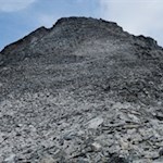Die schroffe, mit zahlreichen Granitblöcken übersäte Gipfelflanke des Fernerköpfl