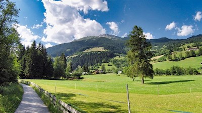 Mit Blick auf die Telfer Weißen führt der Radweg nach Mareit