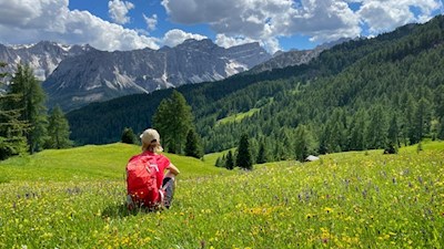Zwischenrast mit Blick auf den Zwölferkofel, den Puez und den Piz Duleda