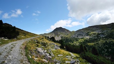 Von der Getrumalm steigt der Weg Nr. 7 in Richtung Latzfonser Kreuz an