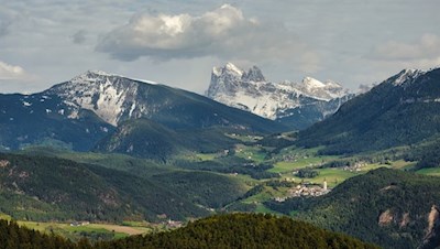 Unser Blick fällt auf Kastelruth, die Raschötz und die Villnösser Geisler