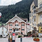 Im Zentrum des pittoresken Dorfes St. Ulrich