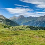Von der Bergstation Jochtal führt ein breiter Panoramaweg auf das Stoanamandl