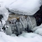 Der Sankt-Zenon-Bach ist teilweise unter einer dicken Schneedecke verborgen