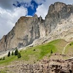 Auf dem Paolinaweg kommt man den Felswänden des Rosengarten nah