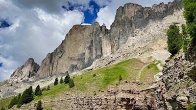 Auf dem Paolinaweg kommt man den Felswänden des Rosengarten nah