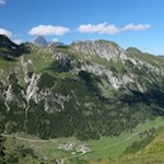 Unser Blick fällt auf die tiefer liegende Vallmingalm