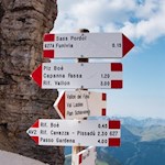 Wegweiser auf der Pordoischarte