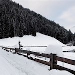Am schneebedeckten Staubecken des Gsieser E-Werks