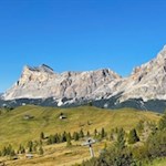 Accanto a noi, il Monte Cavallo e la Varella si alzano in volo