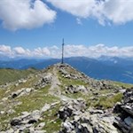 Der Königsanger wird von einem schlichten Holzkreuz geschmückt